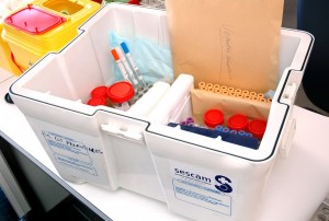 Imagen de uno de los contenedores homologados para el transporte de muestras clínicas desde los centros de Atención Primaria a los laboratorios de los hospitales de Castilla-La Mancha. Imagen: Javier Ramos