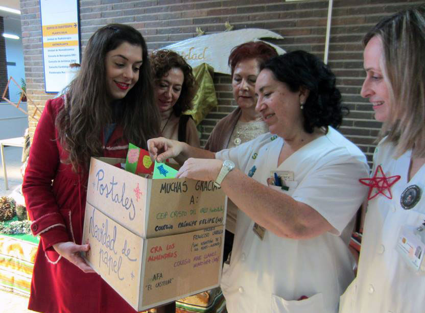 Imagen de archivo de la entrega, por parte de Nuria Morán-Ramallo, de las postales de Navidad de Papel, que recoge un grupo de sanitarios.