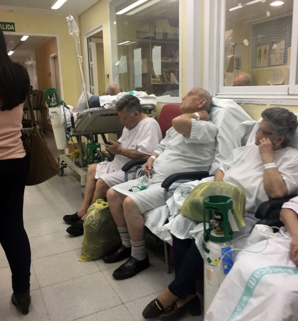 Imagen de archivo de pacientes esperando en Urgencias.