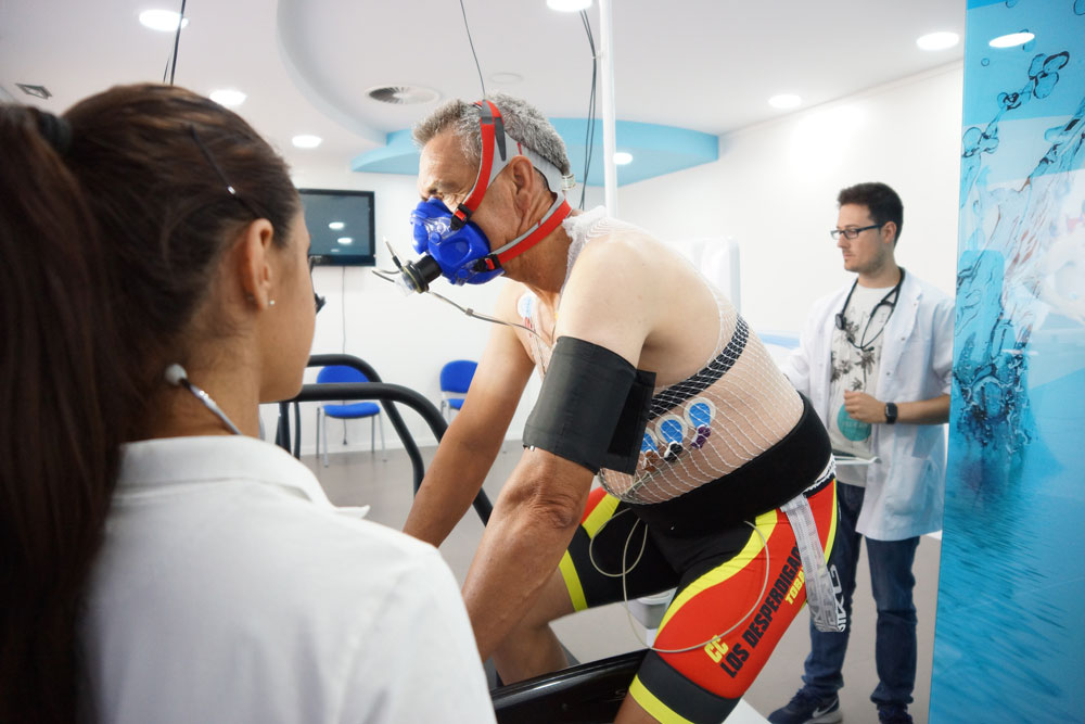 Imagen de un paciente haciendo una prueba de esfuerzo dentro de un programa de rehabilitación cardiaca.