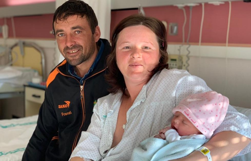 Imagen de Anastasia con sus padres en el hospital.