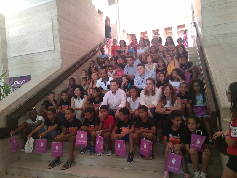 Los niños del programa Vacaciones en Paz visitan el Ayuntamiento de Albacete