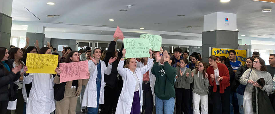 El trasvase de estudiantes de la Facultad de Medicina de Albacete a Toledo ha llevado hoy a una protesta ante la incertidumbre que genera.