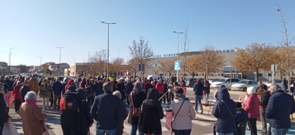 La Plataforma por lo Público de Villarrobledo y Comarca ha vuelto a protagonizar una concentración a las puertas de su Hospital General.