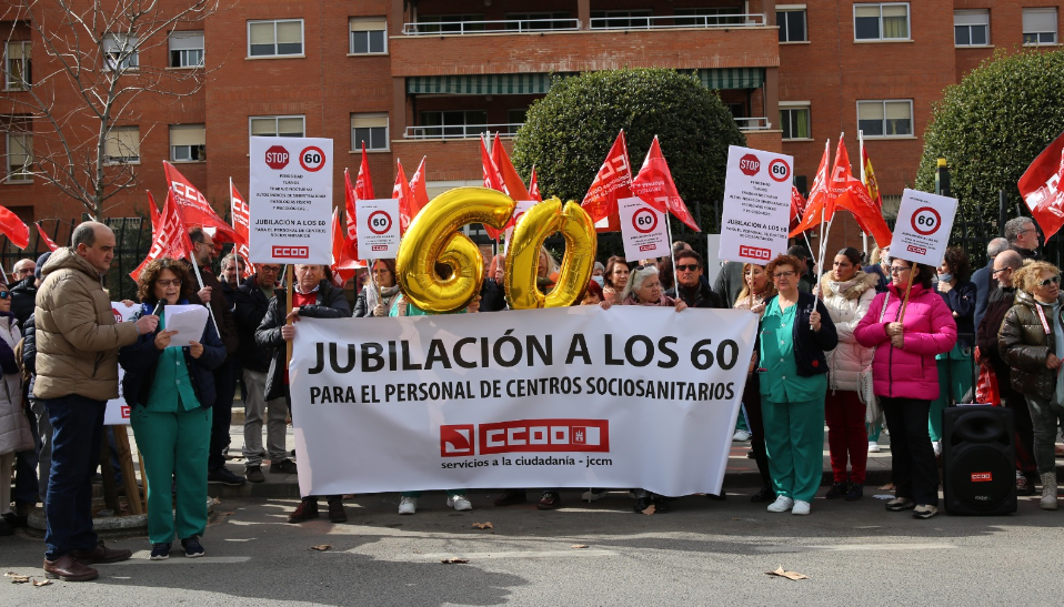 Trabajadores de residencias públicas de mayores de Ciudad Real se han concentrado para reivindicar la jubilación anticipada.