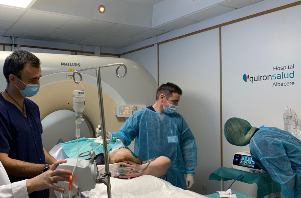 El radiólogo, Miguel Villar, del Hospital Quirónsalud Albacete, ha intervenido un tumor metastásico por termoablación. 