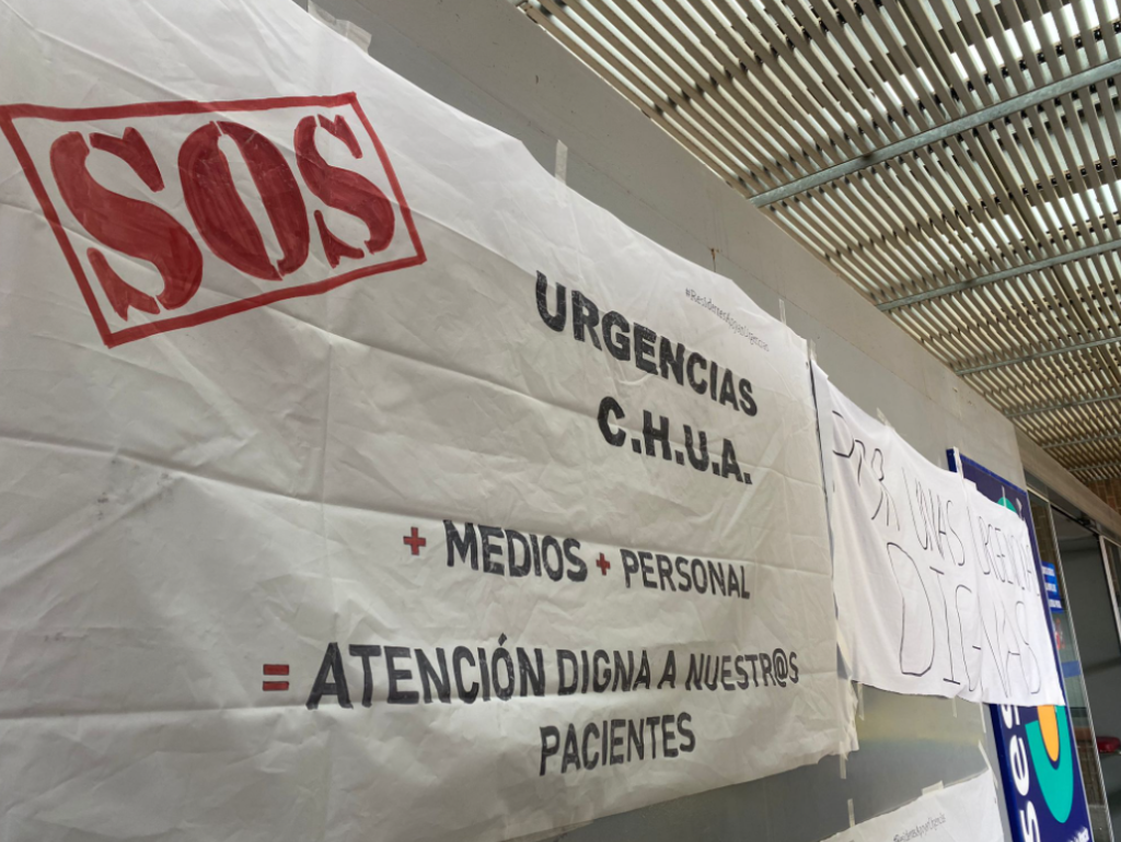 Cada día, a las 12 de la mañana, el personal de Urgencias del Hospital General Universitario de Albacete sale a la puerta para pedir medios.